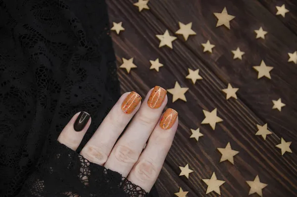 Weibliche Hand Mit Orangefarbenen Glitzernägeln Hält Orangefarbenen Nagellack Auf Dem — Stockfoto