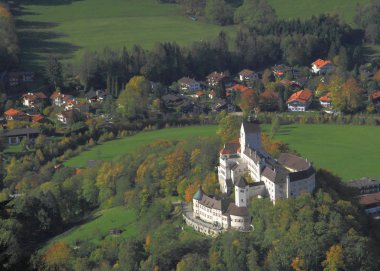 güzel bir kale görünümü.