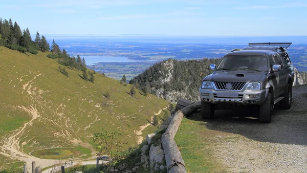 Car on the top of the mountain. — Stock Photo, Image