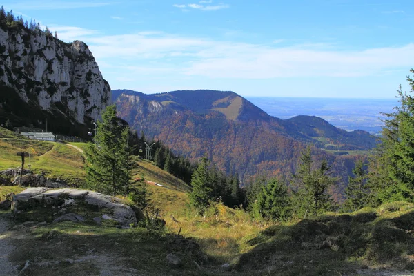 Pohled do údolí s vysokými horami. — Stock fotografie