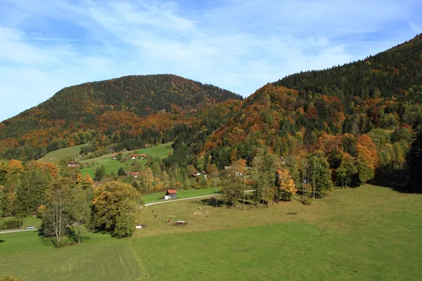 Sichtbarer Bauernhof am Fuße des Berges. — Stockfoto