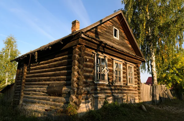 Övergivet gammalt hus i rysk by — Stockfoto