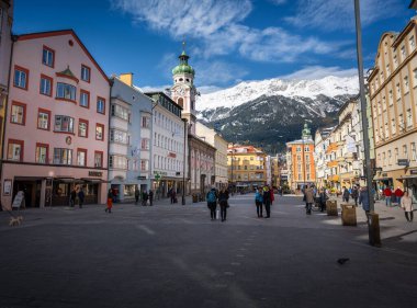 Innsbruck, Avusturya - 14 Kasım 2019: Arka planda Alpler olan Maria-Theresien-Caddesi manzarası - Innsbruck, Tyrol, Avusturya
