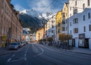 Innsbruck, Avusturya - 14 Kasım 2019: Arka planda Alp Dağları olan Innsbruck Eski Kasabası - Innsbruck, Tyrol, Avusturya
