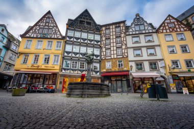 Cochem, Almanya - 20 Ocak 2020: Pazar Meydanı (Marktplatz) ve St Martin Çeşmesi (Martinsbrunnen) - Cochem, Rhineland-Palatinate, Almanya