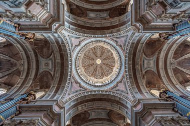 Mafra, Portekiz - 29 Şubat 2020: Mafra Sarayı 'ndaki İç Kubbe Tavanı - Mafra, Portekiz