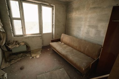 Çernobil, Ukrayna - Ağustos 07, 2019: Pripyat 'ta bir apartmanda oturma odası ve kanepe - Pripyat, Çernobil Yasaklama Bölgesi, Ukrayna