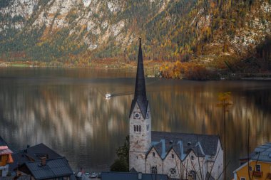Hallstatt Gölü 'ndeki feribot ve Evanjelik Kilisesi - Hallstatt, Avusturya