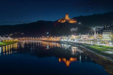 Cochem Kalesi ile Cochem Skyline - Cochem, Rhineland-Palatinate, Almanya