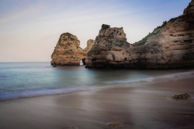 Praia do Camilo Plajı 'ndaki kayalar Lagos, Algarve, Portekiz