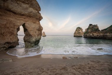 Praia do Camilo Plajı ve Kaya oluşumları - Lagos, Algarve, Portekiz