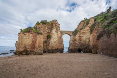 Praia dos Estudantes Plajı 'ndaki Taş Köprü Lagos, Algarve, Portekiz
