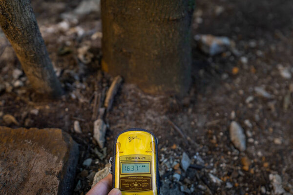 Чернобыль, Украина - 06 августа 2019 года: Дозиметр, регистрирующий изменение уровня радиации - Чернобыльская зона отчуждения, Украина