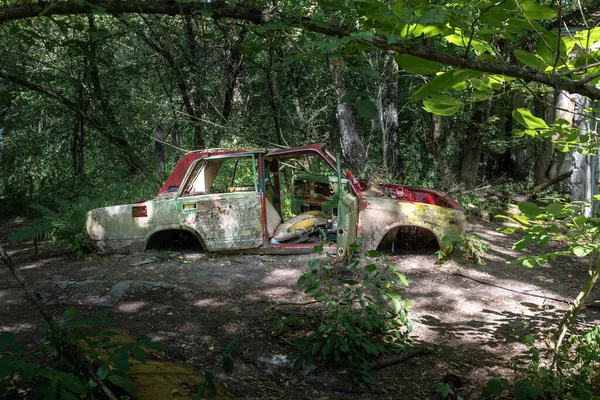 Rusty Porzucony Samochód Wioska Zalissya Strefa Wyłączności Czarnobylu Ukraina — Zdjęcie stockowe