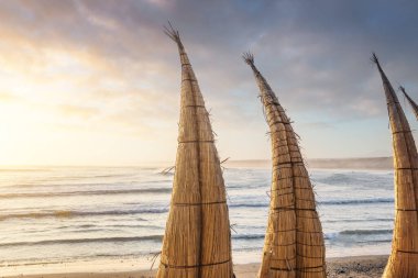 Geleneksel kamış teknelerinin adı Caballitos de totora Huanchaco, Trujillo, Peru