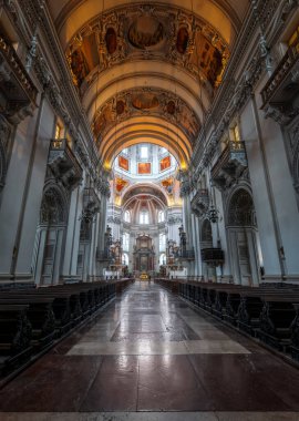 Salzburg, Avusturya - 10 Kasım 2019: Salzburg Katedrali İçişleri - Salzburg, Avusturya