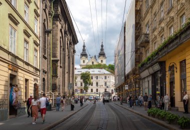 Lviv, Ukrayna - 17 Ağustos 2019: Ruska Caddesi ve arka planda Aziz Michael Kilisesi - Lviv, Ukrayna