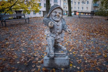 Dwarf Garden (Zwergerlgarten) - Hasır çanta şapkalı düellocu Cüce - 17. yüzyıl heykeli - Salzburg, Avusturya