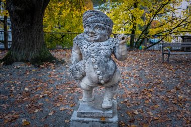 Dwarf Garden (Zwergerlgarten) - Tahta bacaklı düellocu cüce - 17. yüzyıl heykeli - Salzburg, Avusturya