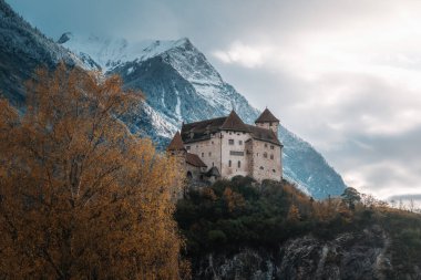 Gutenberg Kalesi ve Alpler Dağları - Balzers, Lihtenştayn