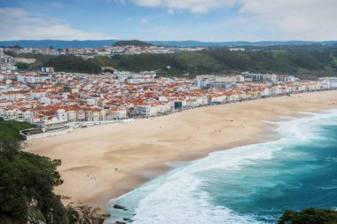 Nazare Şehri ve Praia da Nazare Sahili 'nin havadan görünüşü - Nazare, Portekiz