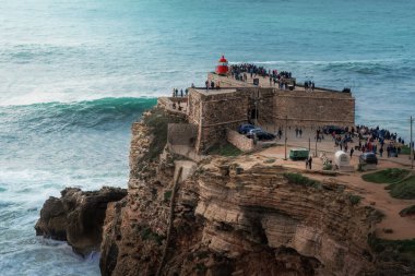 Sao Miguel Arcanjo Deniz fenerinde Nazilerin Büyük Dalgaları - Nazare, Portekiz