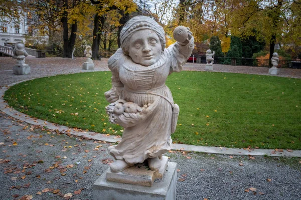 矮人花园 Zwergerlgarten 矮人果皮代表9月至17世纪的雕像 奥地利萨尔茨堡 — 图库照片