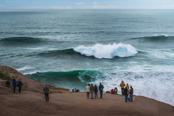 Άνθρωποι Που Παρακολουθούν Μεγάλα Κύματα Στο Nazare Nazare Πορτογαλία — Φωτογραφία Αρχείου