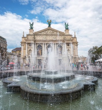 Lviv Opera ve Bale Tiyatrosu önündeki Çeşme - Lviv, Ukrayna
