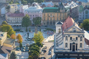 Svobody Caddesi ve Cizvit Kilisesi 'nin havadan görünüşü - Lviv, Ukrayna