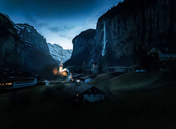 Gece Vakti Lauterbrunnen Vadisi Nde Köy Kilisesi Staubbach Şelalesi Alpler — Stok fotoğraf