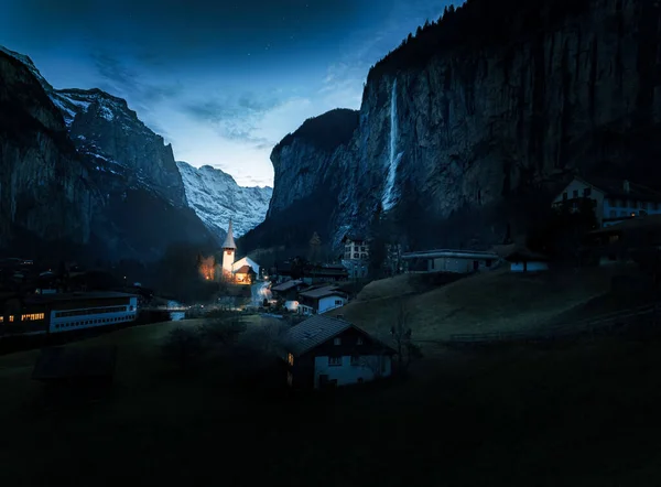 Valle Lauterbrunnen Por Noche Con Iglesia Aldea Cascada Staubbach Las — Foto de Stock