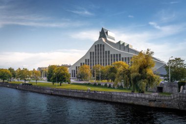 Riga, Letonya - 17 Temmuz 2019: Letonya Ulusal Kütüphanesi Işık Kalesi olarak da bilinir - Riga, Letonya