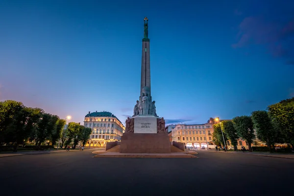 Riga Lettország 2019 Július Szabadság Emlékmű Éjszaka Riga Lettország — Stock Fotó