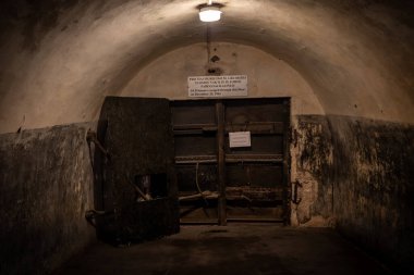 Kaunas, Litvanya - 26 Haziran 2019: 64 mahkumun 1943 'te Nazilerden kaçtığı koridor ve kapı