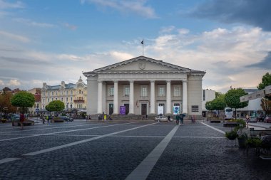 Vilnius, Litvanya - 25 Temmuz 2019: Vilnius Town Hall Meydanı - Vilnius, Litvanya