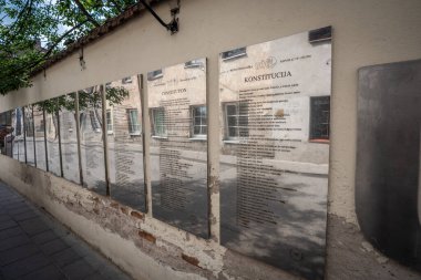 Vilnius, Litvanya - 28 Haziran 2019: Uzupis Cumhuriyeti Anayasa plaketleri Uzupis ilçesinde birçok dile tercüme edilmiştir - Vilnius, Litvanya