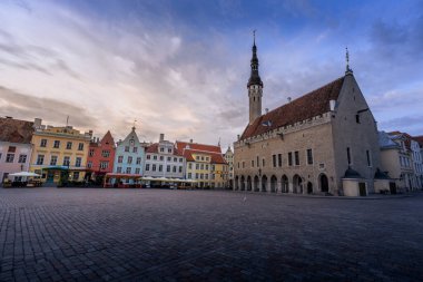 Tallinn Belediye Meydanı Gün batımında - Tallinn, Estonya