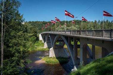 Letonya Bayraklı Gauja Nehri üzerindeki köprü - Sigulda, Letonya