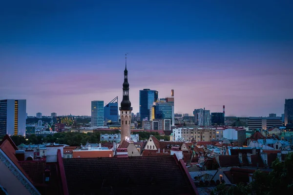 Skyline Tallinn Tramonto Con Torre Del Municipio Gli Edifici Moderni — Foto Stock