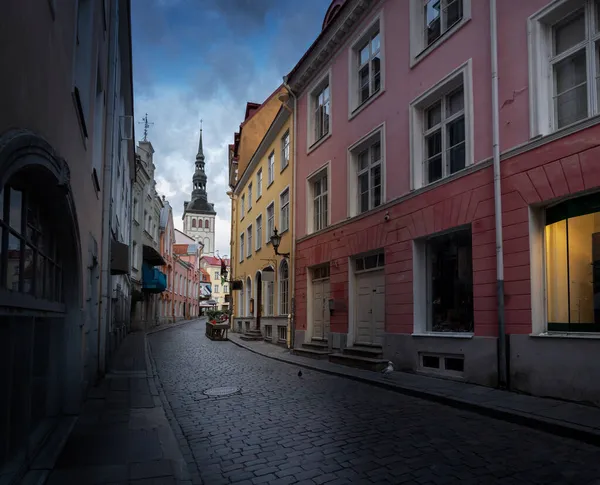 Vieille Ville Tallinn Rue Coucher Soleil Avec Église Nicholas Arrière — Photo