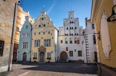 Riga 'da üç ev, en eskisi 15. yüzyılın sonlarından kalma Riga, Letonya.