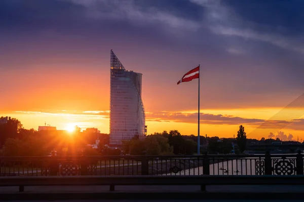 Widok Zachodu Słońca Zachodni Brzeg Daugawy Pardaugava Flagę Łotewską Ryga — Zdjęcie stockowe