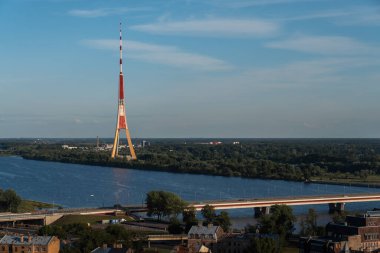 Riga Radyo ve TV Kulesi ve Daugava Nehri - Riga, Letonya