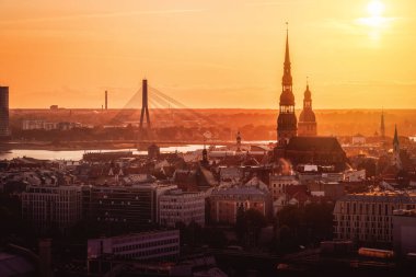Riga 'nın St. Peters Kilisesi, Riga Katedrali ve Vansu Köprüsü - Riga, Letonya