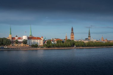 Riga Kalesi ve Katedral ile Riga Skyline ve Daugava Nehri - Riga, Letonya