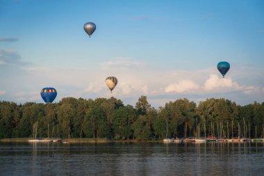 Galve Gölü üzerinde uçan sıcak hava balonları - Trakai, Litvanya
