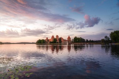 Günbatımında Trakai Kalesi ve Galve Gölü - Trakai, Litvanya