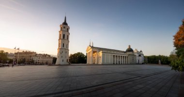 Gün batımında Vilnius Katedrali 'nin panoramik manzarası - Vilnius, Litvanya