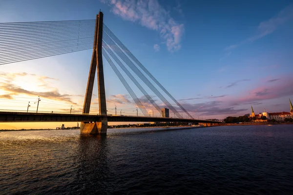Puente Vansu Río Daugava Atardecer Riga Letonia — Foto de Stock